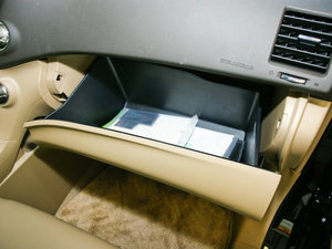 2009款3.5L 四驱豪华版 手套箱