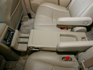 2009款3.5L 四驱豪华版 后排中央扶手