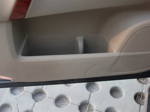 2009款3.5L 四驱豪华导航版 前门储物空间