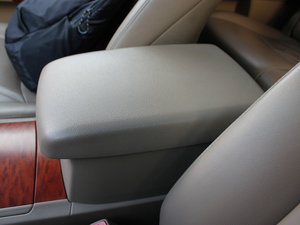 2009款3.5L 四驱豪华导航版 中央扶手箱
