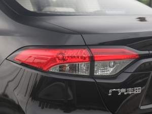 2021款2.0L 尊贵版 尾灯