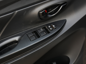 2021款1.5L CVT领先版 主驾车窗控制区	
