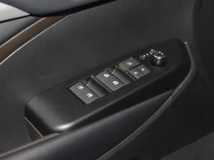 2021款2.0T 四驱豪华版 7座 主驾车窗控制区	