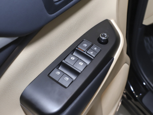2021款2.0T 两驱精英版 5座 主驾车窗控制区	