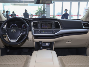 2021款2.0T 两驱精英版 5座 中控台