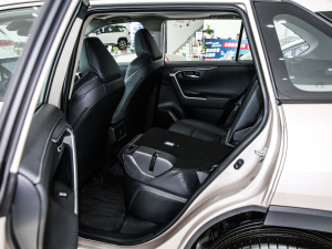 2021款2.0L CVT两驱豪华版  空间座椅