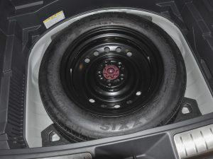 2022款双擎 2.5L CVT两驱尊贵版 备胎