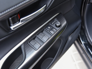 2022款2.0L CVT两驱尊贵版 主驾车窗控制区	