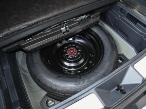 2022款2.0L CVT两驱尊贵版 备胎