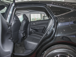 2022款2.0L CVT两驱豪华版 后排空间