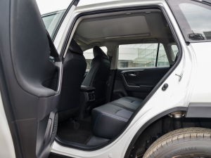 2022款2.0L CVT四驱科技版 后排空间