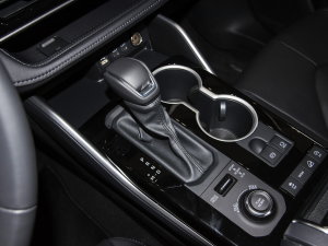 2022款380T 四驱尊贵版 7座 换挡杆