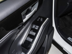 2022款380T 四驱尊贵版 7座 主驾车窗控制区	