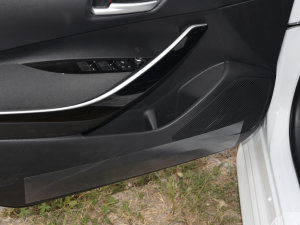 2023款2.0L 领先版 前门储物空间
