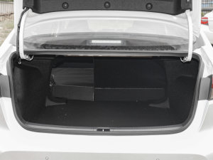 2023款2.0L 尊贵版 行李厢空间