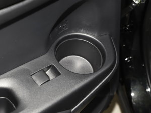 2023款2.0L CVT领先版 后门储物空间