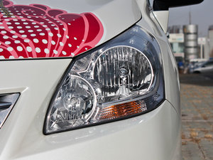 2011款200V 7座CVT至尊导航版 大灯