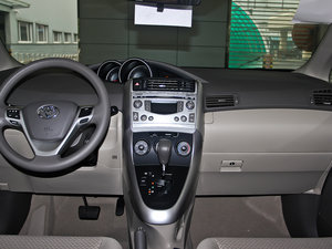 2011款180E 5座CVT精英版 中控台
