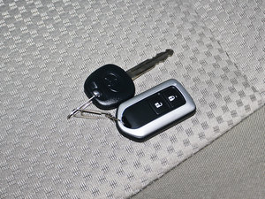 2011款180E 5座CVT精英版 车钥匙