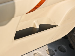 2011款2.7L 两驱豪华导航版 前门储物空间