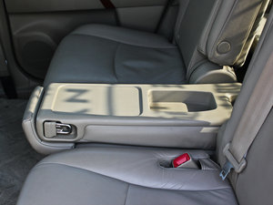 2011款2.7L 两驱豪华导航版 后排中央扶手