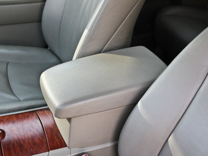 2011款2.7L 两驱豪华导航版 中央扶手箱