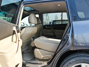 2011款2.7L 两驱豪华导航版 后排座椅放倒