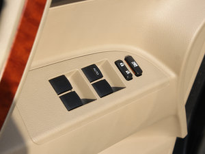 2011款2.7L 两驱豪华导航版 主驾车窗控制区	
