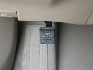 2011款2.7L 两驱豪华导航版 驻车制动器