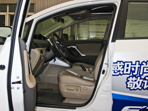 2012款180V 7座CVT至尊多功能版 前排空间