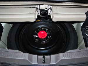 2012款180V 7座CVT至尊多功能版 备胎
