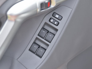 2012款180E 5座手动精英版 主驾车窗控制区	