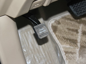 2012款2.7L 七座两驱豪华导航版 驻车制动器