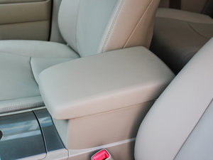 2012款2.7L 七座两驱豪华导航版 中央扶手箱