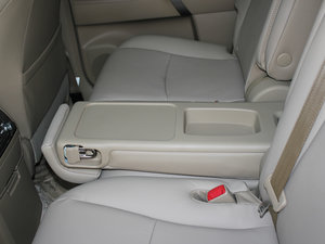 2012款2.7L 七座两驱豪华导航版 后排中央扶手