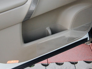 2012款3.5L 七座四驱豪华版 前门储物空间