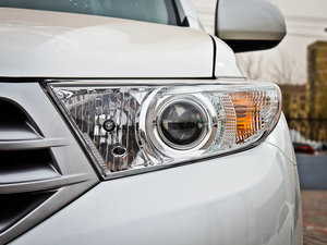 2012款2.7L 五座两驱精英版 大灯