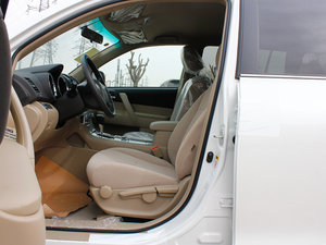 2012款2.7L 五座两驱精英版 前排空间