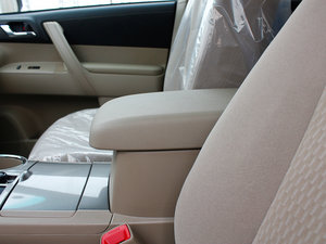 2012款2.7L 五座两驱精英版 中央扶手箱