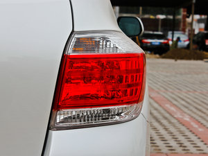 2012款2.7L 五座两驱精英版 尾灯