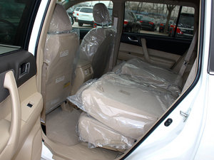 2012款2.7L 五座两驱精英版 后排空间