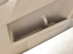 2012款2.7L 七座两驱精英版 前门储物空间