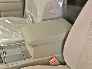 2012款2.7L 七座两驱精英版 中央扶手箱