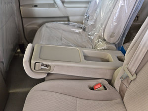2012款2.7L 七座两驱精英版 后排中央扶手
