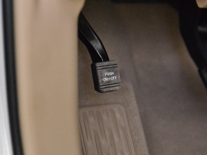 2012款2.7L 七座两驱精英版 驻车制动器