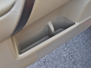 2012款2.7L 七座两驱豪华版 前门储物空间