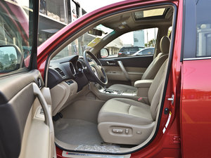 2012款2.7L 七座两驱豪华版 前排空间