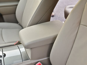 2012款2.7L 七座两驱豪华版 中央扶手箱