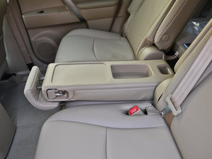 2012款2.7L 七座两驱豪华版 后排中央扶手