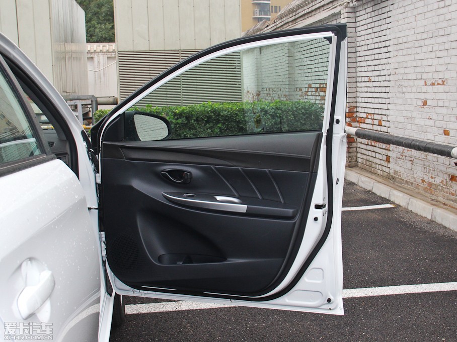 2014��YARiS L ���� 1.5G �ք��ńӰ�